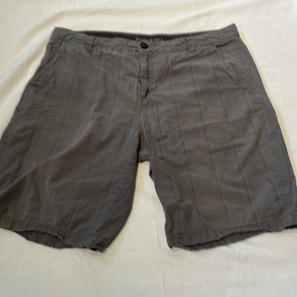 Gotcha Men’s Grey Plaid Shorts Size 36